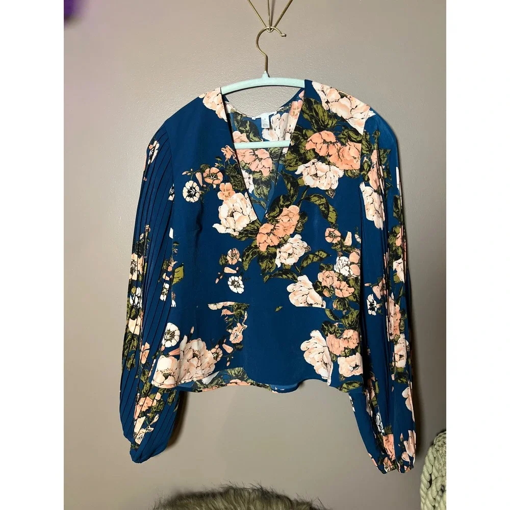 Leith Blue Floral Pleated Sleeve V-Neck Blouse General Hospital Kristina Top M - Picture 2 of 7